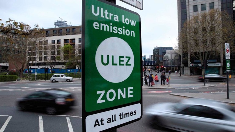 英ロンドンで排出ガス量の多い車から終日料金を徴収する「超低排出ゾーン（ＵＬＥＺ）」が設定された/Yui Mok/AP