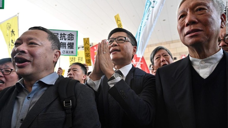 香港の民主化デモを主導した戴耀廷氏（左）ら９人の活動家に有罪判決が下った/ANTHONY WALLACE/AFP/AFP/Getty Images