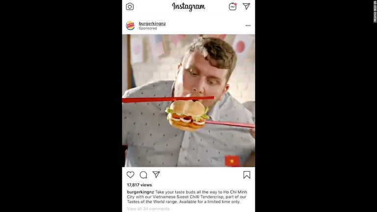 「巨大な箸」でバーガーを食べる広告動画が「侮辱的」だとして炎上