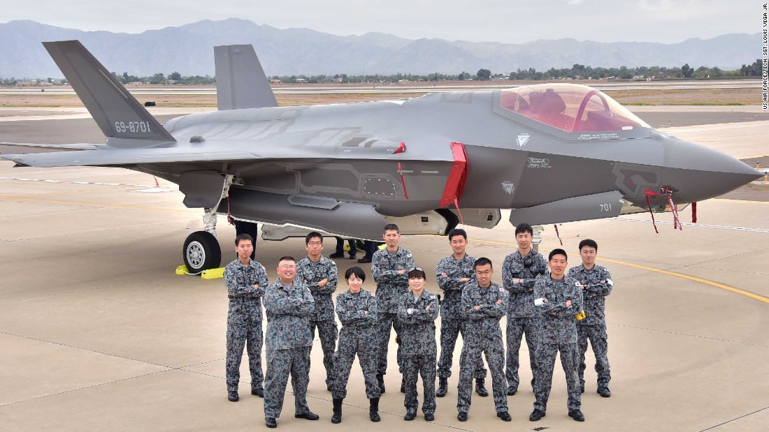 Ｆ３５と自衛隊隊員＝２０１６年、米アリゾナ州/US Air Force/Tech. Sgt. Louis Vega Jr.