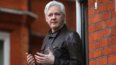 「ウィキリークス」の創設者、ジュリアン・アサンジ容疑者を逮捕