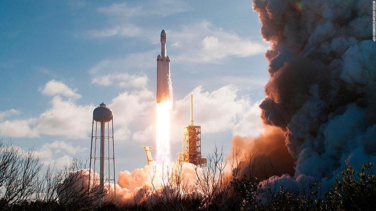 スペースＸが大型ロケット「ファルコンヘビー」の打ち上げとブースター回収に成功/JIM WATSON/AFP/Getty Images