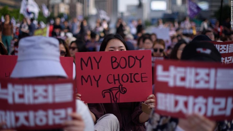 韓国で人工妊娠中絶を禁止する法律に違憲の判断が下った/ED JONES/AFP/AFP/Getty Images