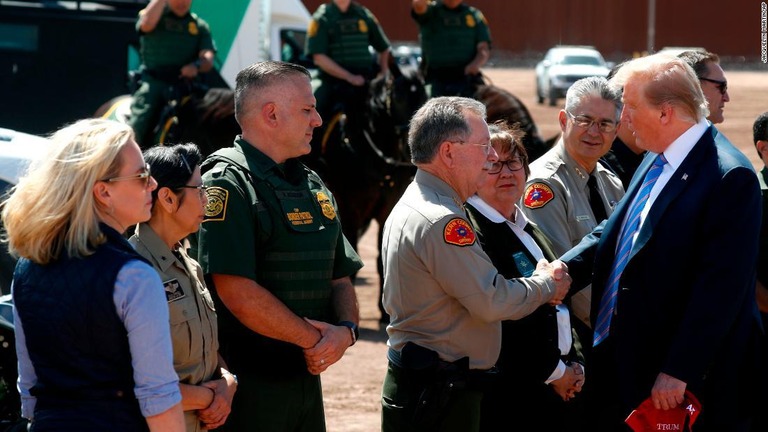 カリフォルニア州カレクシコの国境地帯を訪問したトランプ米大統領＝５日/Jacquelyn Martin/AP