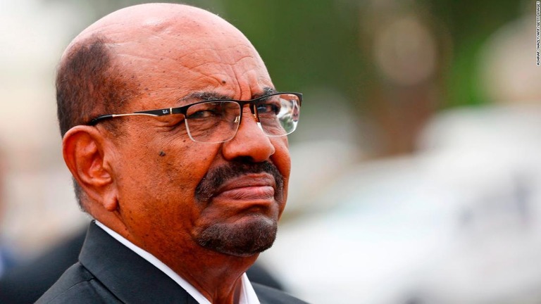 スーダンのバシル前大統領。軍事評議会は同氏を訴追すると発表/Ashraf Shazly/AFP/Getty Images