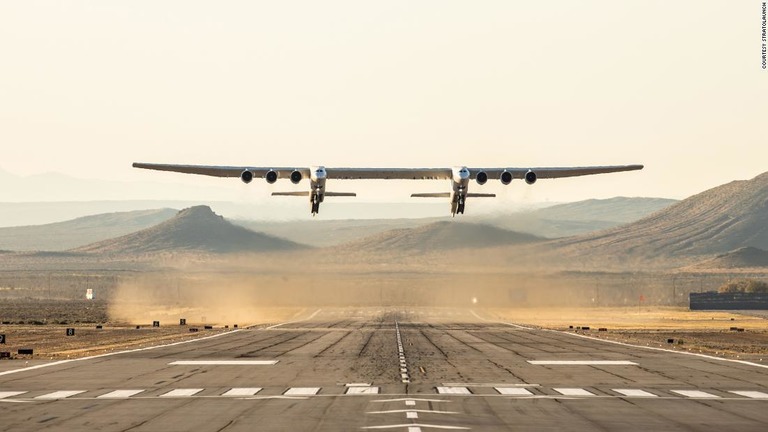 翼幅は約１２０メートルとアメリカンフットボール場ほどの大きさ/Courtesy Stratolaunch