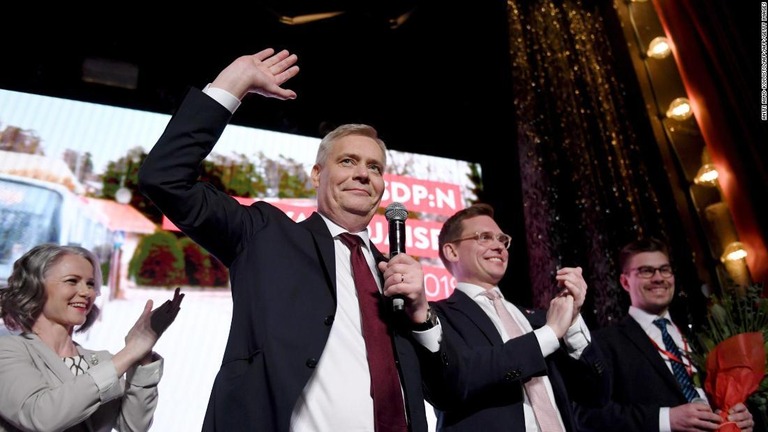 選挙戦の勝利を祝う社会民主党（ＳＤＰ）のリンネ党首（中央）＝１４日/ANTTI AIMO-KOIVISTO/AFP/AFP/Getty Images