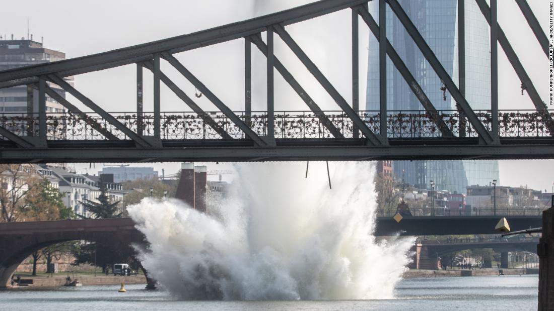 川面から巨大な水柱が噴き上がった/Frank Rumpenhorst/picture alliance/Getty Images