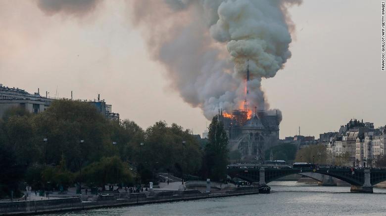 大聖堂はパリ中心部にあるセーヌ川の中州、シテ島にある/FRANCOIS GUILLOT/AFP/Getty Images