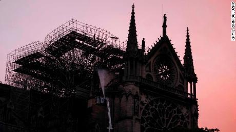 ノートルダム大聖堂の再建に向けて、フランスを代表する富豪らが支援を申し出た/KAMIL ZIHNIOGLU/AP