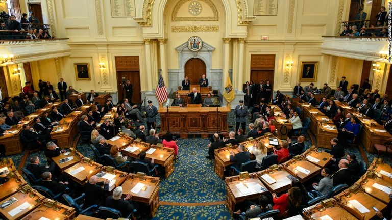 法案はニュージャージー州の上院を僅差で通過した後、知事が署名して成立した/Ron Antonelli/Bloomberg via Getty Images