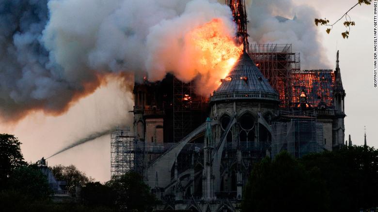 炎と煙が大聖堂の天井を包む/GEOFFROY VAN DER HASSELT/AFP/Getty Images