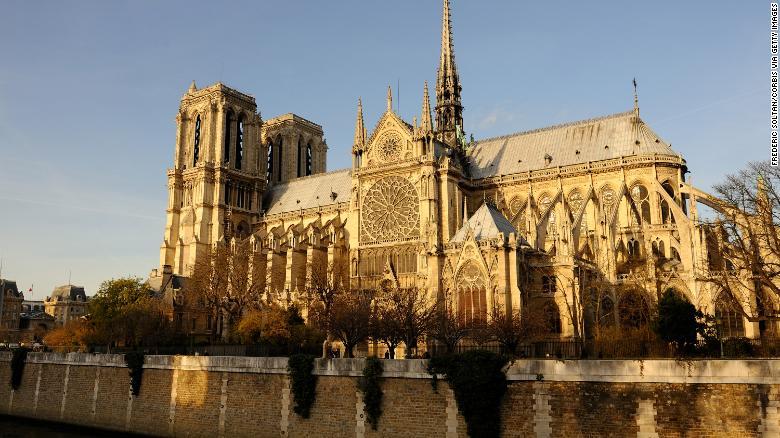 火災前のノートルダム大聖堂=2015年12月20日/Frédéric Soltan/Corbis via Getty Images