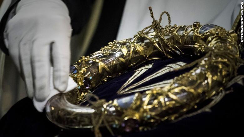 ノートルダム大聖堂には様々な聖遺物が保管されている。保管されているいばらの冠=2017年4月14日/Philippe Lopez/AFP/Getty Images