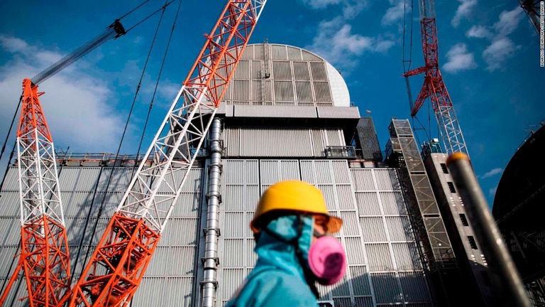 福島第１原発３号機で、使用済み核燃料プールから核燃料を取り出す作業が始まった/BEHROUZ MEHRI/AFP/Getty Images