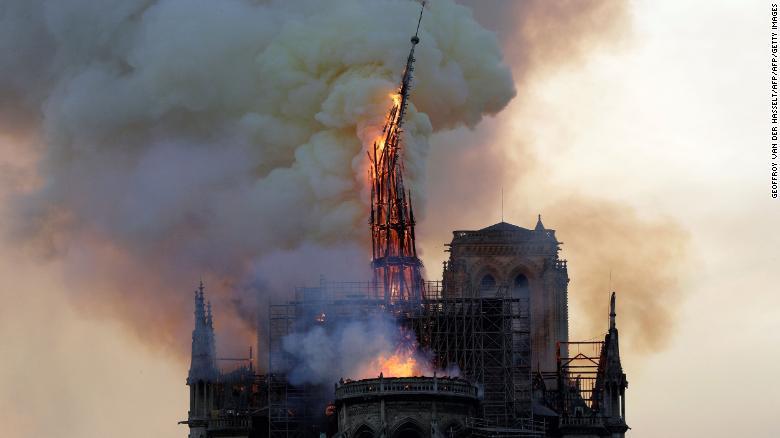 ノートルダム大聖堂が炎に包まれ尖塔が崩壊/GEOFFROY VAN DER HASSELT/AFP/AFP/Getty Images