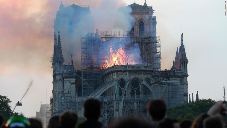 ノートルダム大聖堂で起きた火災により、貴重な収蔵品が失われたのではないかとの懸念の声が出ている/Thibault Camus/AP