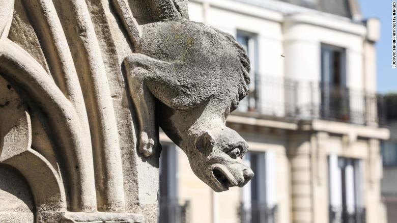 外壁のガーゴイル（火災前に撮影）/Ludovic Marin/AFP/Getty Images