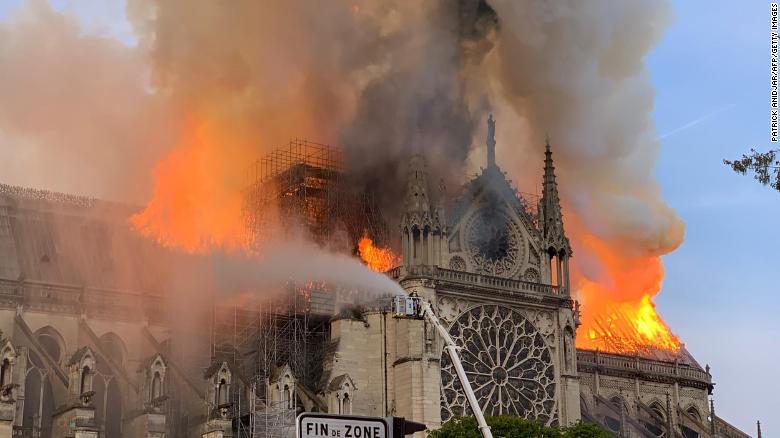 ノートルダム大聖堂は１３世紀に完成/PATRICK ANIDJAR/AFP/Getty Images