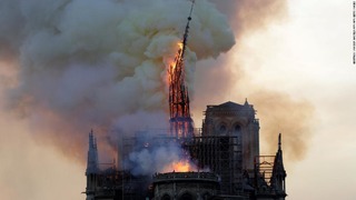 ノートルダム大聖堂が炎に包まれ尖塔が崩壊