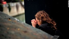 火災の後、大聖堂近くで祈りをささげる女性