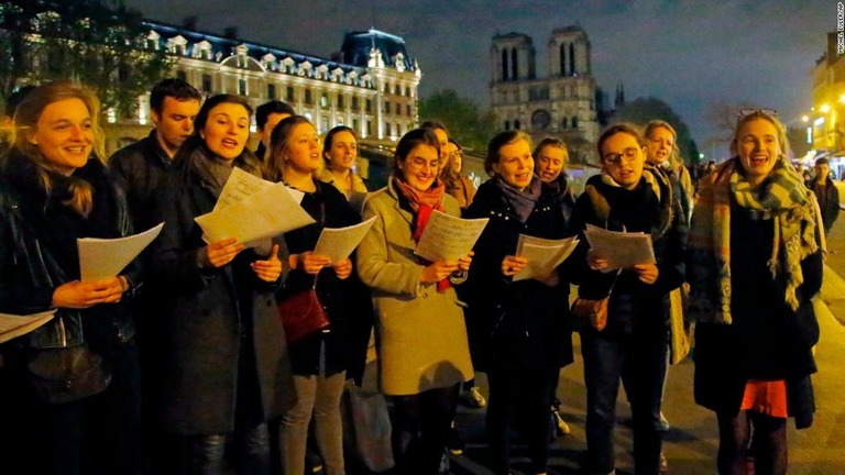 大聖堂近くに集まった人々＝１６日、パリ/Michel Euler/AP