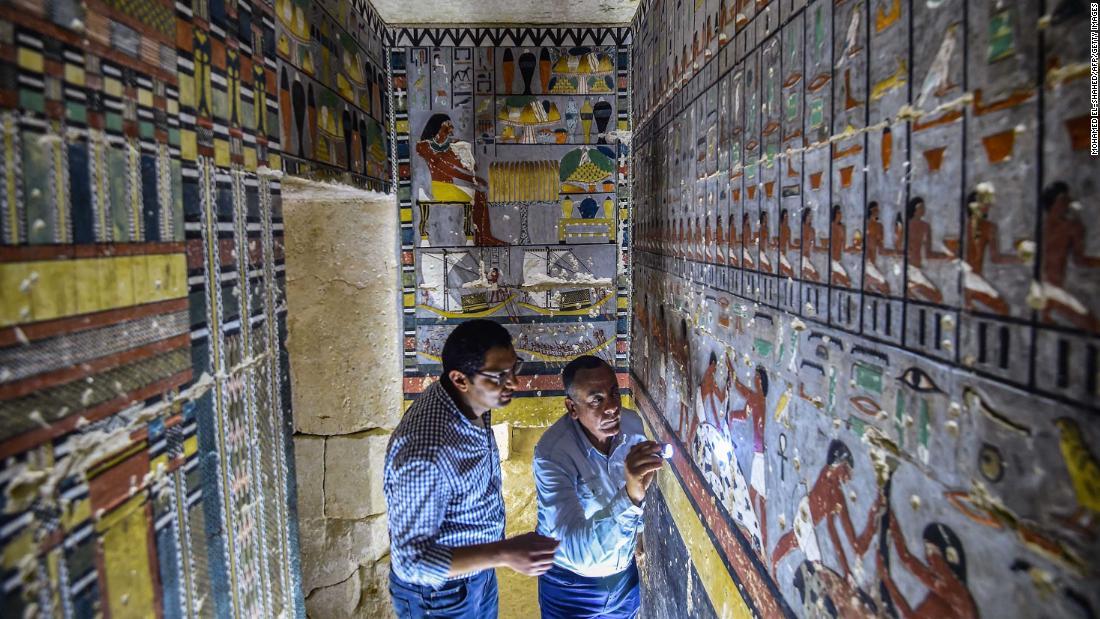 先ごろ発見された4000年前の墓の内部が公開された/MOHAMED EL-SHAHED/AFP/Getty Images