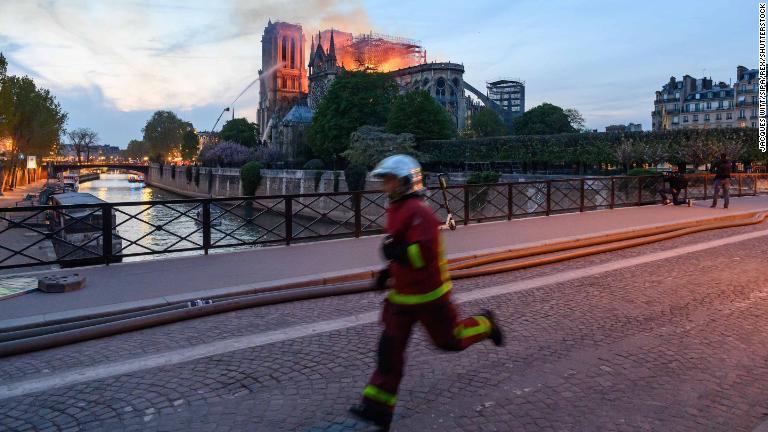 消火作業が続くなか、走る消防隊員/Jacques Witt/SIPA/REX/Shutterstock