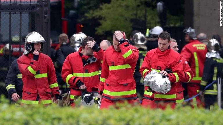 ノートルダム大聖堂から出てくる消防隊員/Yves Herman/Reuters