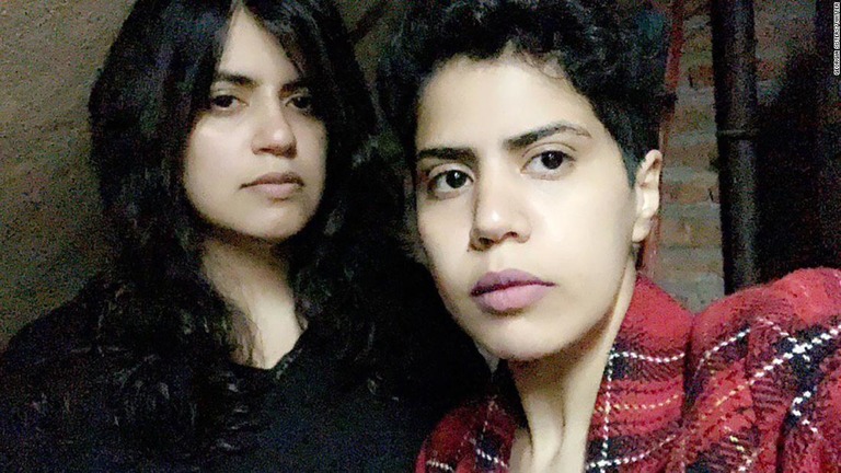 ワファ・ザイード・スバイエさん（２５）（写真右）と姉のマハさん（２８）が亡命受け入れ国を求めている/Georgia Sisters/Twitter