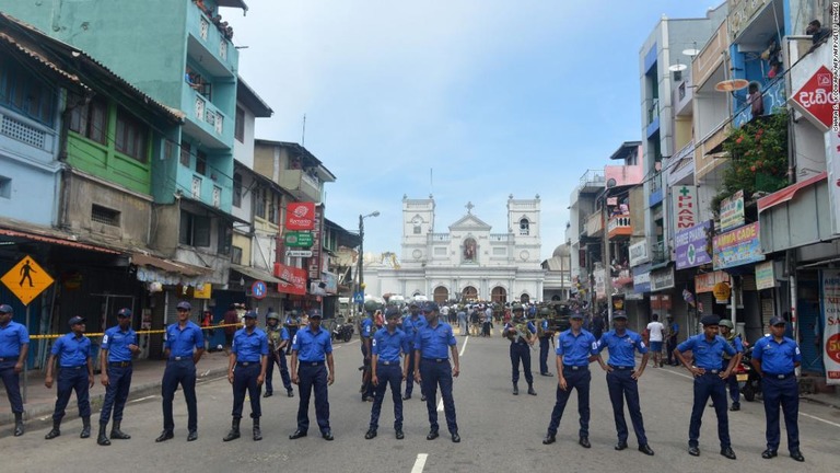 現場周辺で警備にあたる治安要員/ISHARA S.  KODIKARA/AFP/AFP/Getty Images