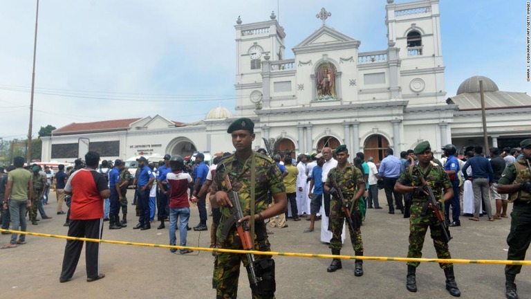 爆発を受けて、教会の外で警備を行う治安要員/ISHARA S. KODIKARA/AFP/AFP/Getty Images