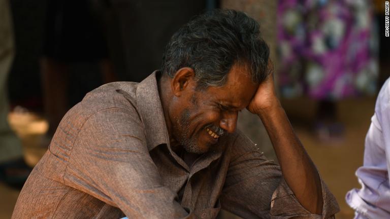 病院の外で涙を流す被害者の家族＝バティカロア/Lakruwan Wanniarachchi/AFP/Getty Images