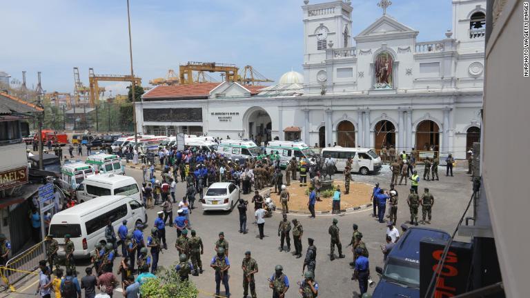 スリランカ軍の要員が聖アンソニー教会の前で警戒に当たる様子/NurPhoto via Getty Images