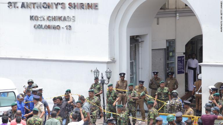 聖アンソニー教会の前で警戒に当たるスリランカ軍の要員/NurPhoto via Getty Images