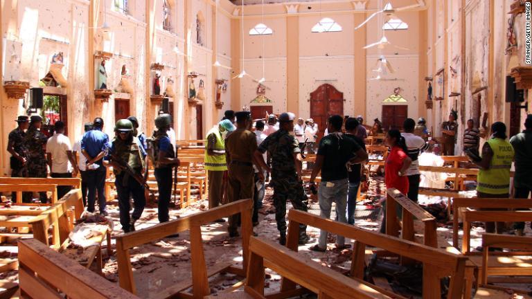 治安当局者が聖セバスチャン教会の爆発現場を歩く様子＝ネゴンボ/Stringer