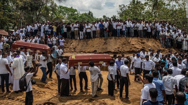 連続爆発の犠牲者の埋葬が合同で行われた＝スリランカ・ネゴンボ/Carl Court/Getty Images