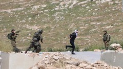手錠、目隠しのパレスチナ少年をイスラエル兵士が銃撃