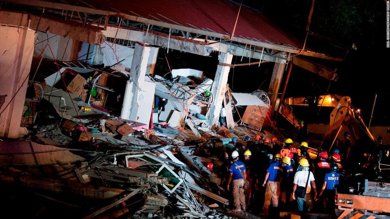 倒壊したスーパーマーケットで捜索活動を行う救助隊/NOEL CELIS/AFP/AFP/Getty Images