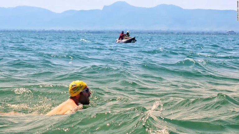 ５４日かけてアフリカ南東部のマラウイ湖縦断を果たしたマーティン・ホッブズさん/courtesy Solo Swimmer