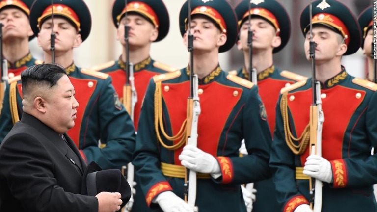 ロシア・ウラジオストクに到着して歓迎を受ける金正恩委員長＝２４日/KIRILL KUDRYAVTSEV/AFP/AFP/Getty Images