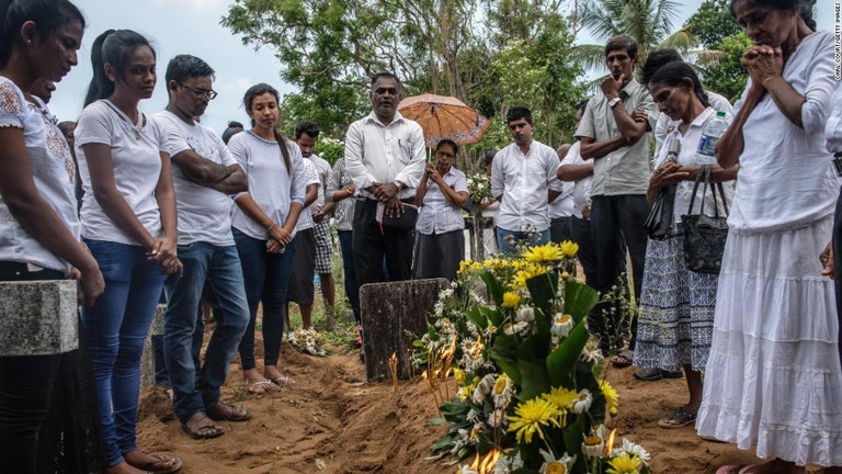スリランカで起きた連続爆弾テロの死者数が２３５人に訂正された/Carl Court/Getty Images