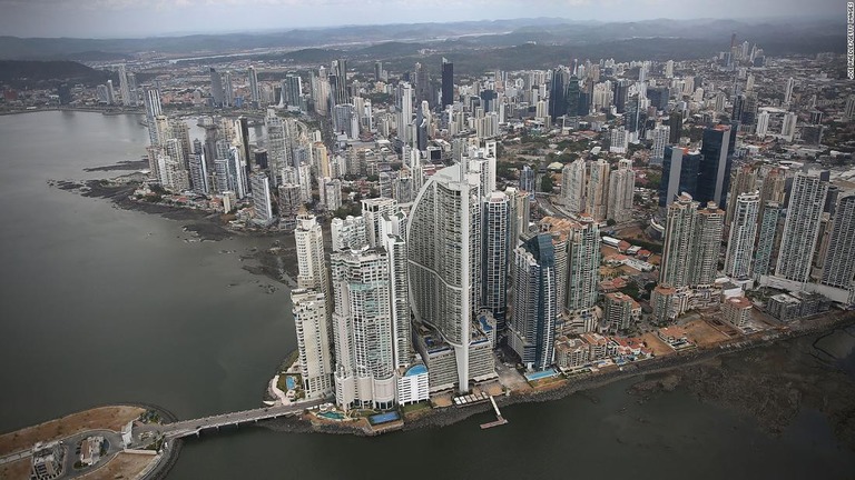 幸福感が高い国との結果が出た中米パナマの高層ビル群/Joe Raedle/Getty Images