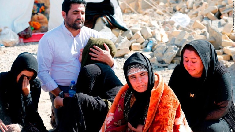 ２０１７年に発生したイランでの地震で悲嘆に暮れる地元の人々/ATTA KENARE/AFP/AFP/Getty Images