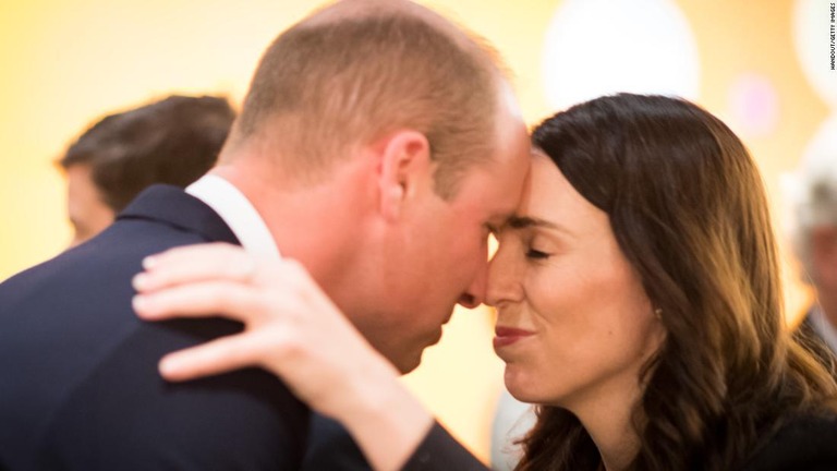 現地伝来の挨拶を交わす英ウィリアム王子（左）とニュージーランドのアーダーン首相/Handout/Getty Images