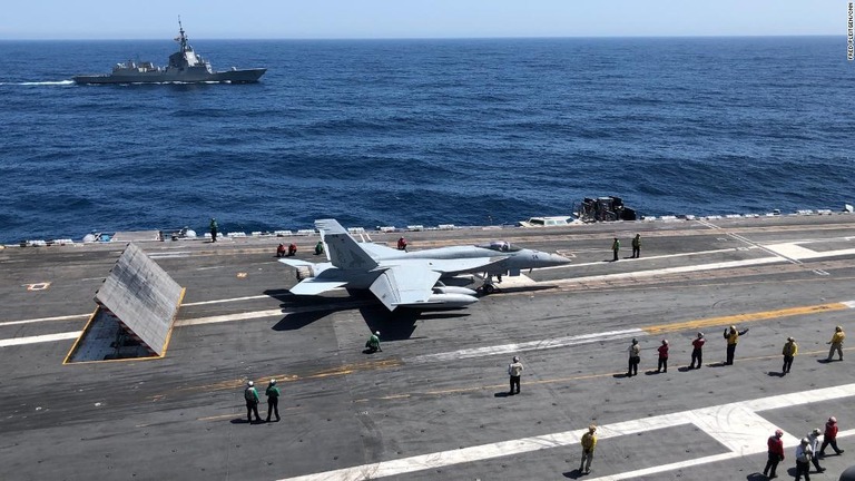 空母エイブラハム・リンカーンからの離陸を待つＦＡ１８スーパーホーネット/Fred Pleitgen/CNN