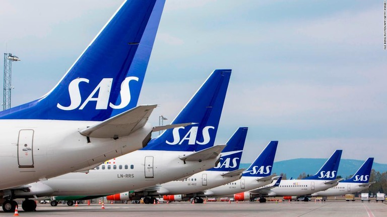 スカンジナビア航空のパイロットがストに入り、多くの乗客が足止めを強いられている/OLE BERG-RUSTEN/AFP/Getty Images