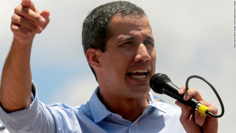現政権打倒への決起を呼びかけるベネズエラのグアイド国会議長/Marco Bello/Getty Images South America/Getty Images