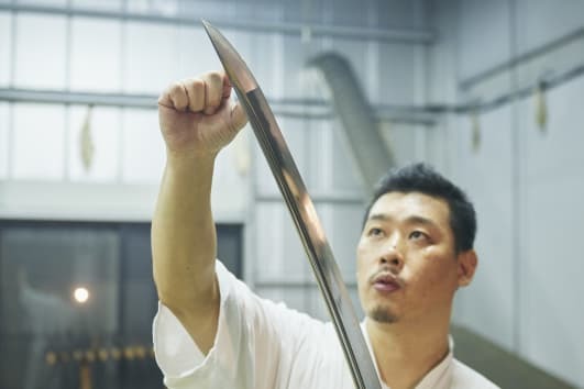 古来の製法にこだわり日本刀を制作する下島氏/DeeperJapan.com