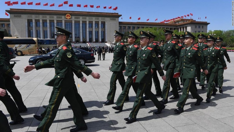 北京・天安門広場での記念式典に動員された憲兵隊/GREG BAKER/AFP/Getty Images